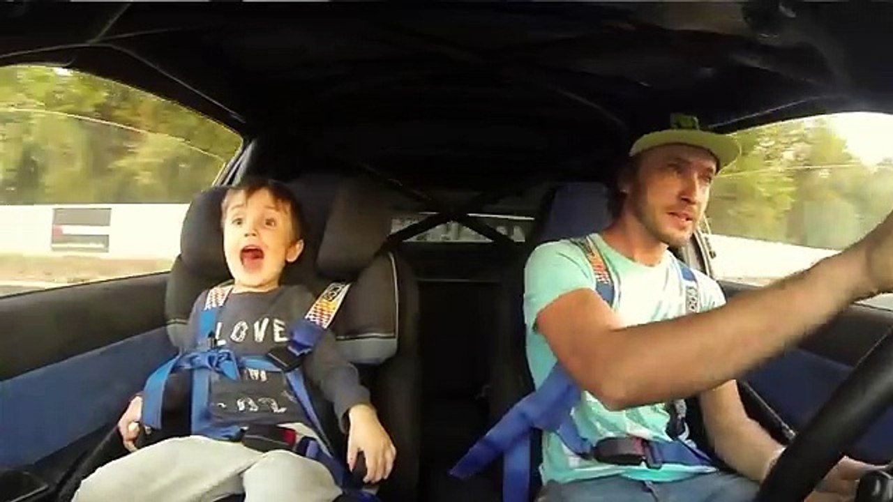 Un papa fait des drifts avec son enfant