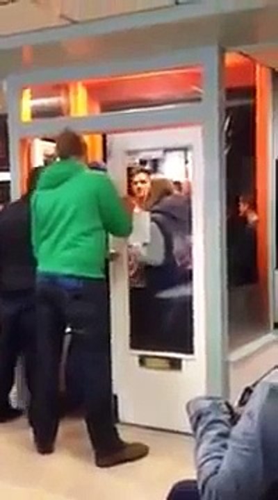 Il fait traverser une vitre à une fille pendant une bagarre