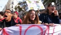 Studenti in strada a Parigi protestano per la morte di un attivista ucciso da polizia