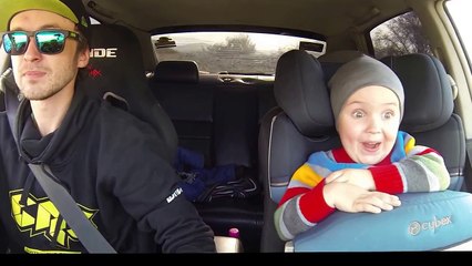 Un papa du drift avec son fils de 3 ans