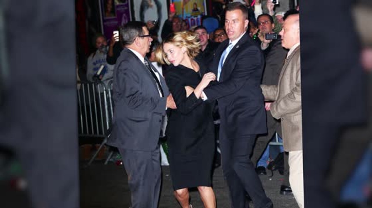 Jennifer Lawrence's Sicherheits-Team schützt sie vor den Fans bei Letterman