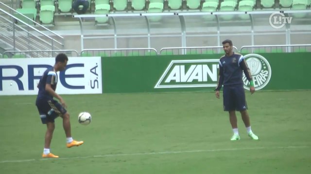 Wesley e Henrique fazem duelo de embaixadinhas no Allianz Parque