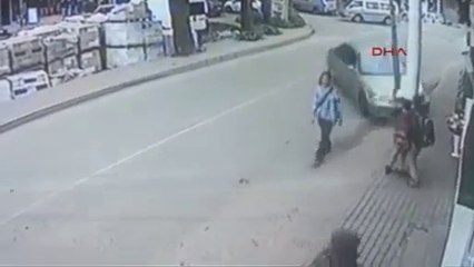 Un piéton sauvé par un poteau