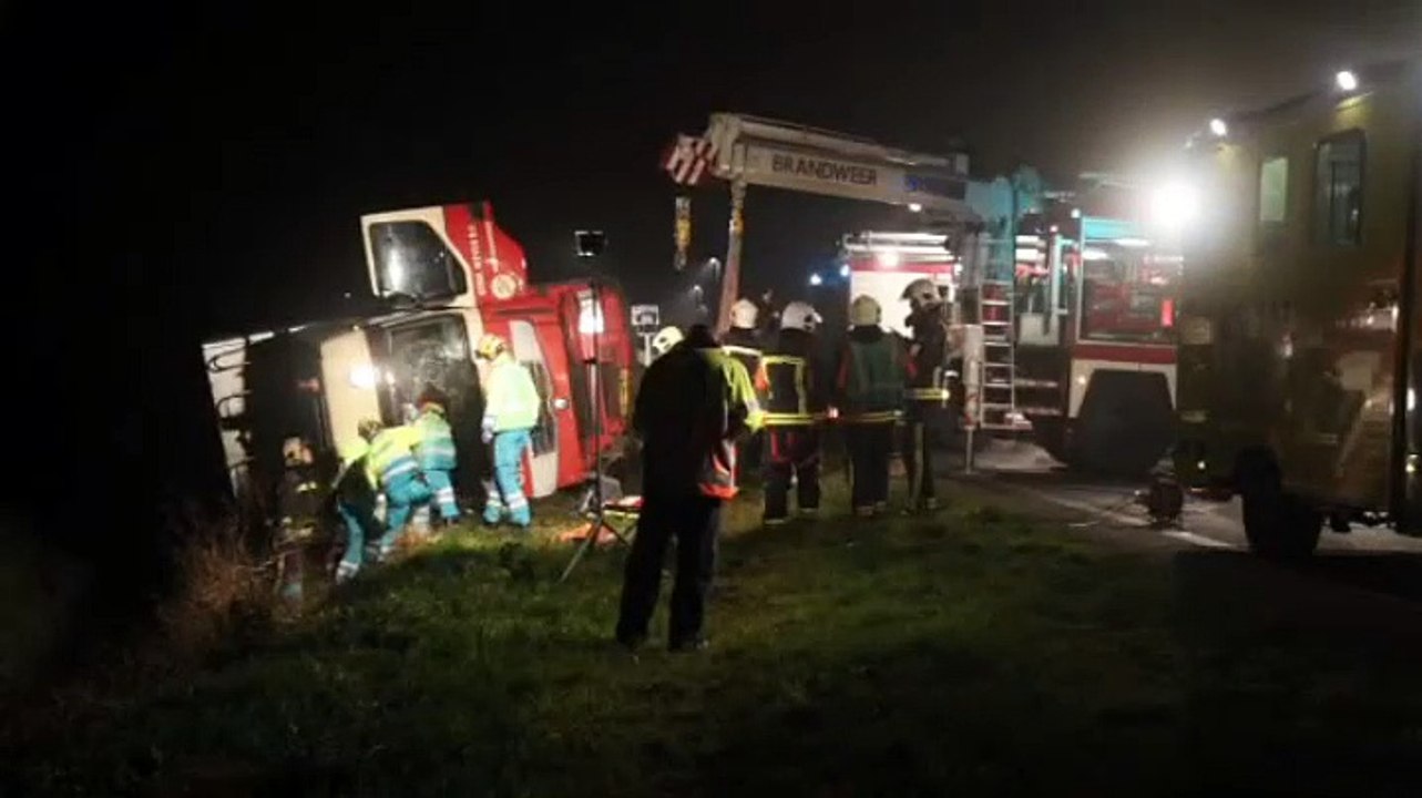 Vrachtwagen kantelt: chauffeuse bekneld - RTV Noord