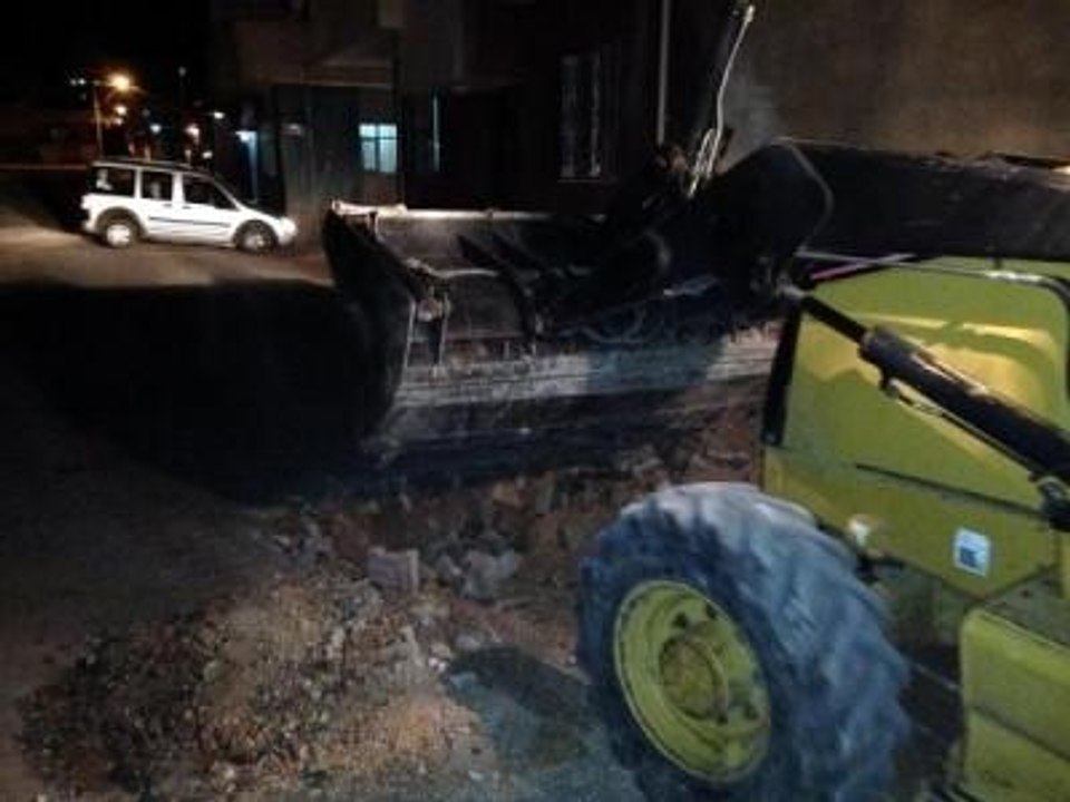 Nusaybin'de PKK'lılar Belediye Kepçesiyle Hendek Kazmış