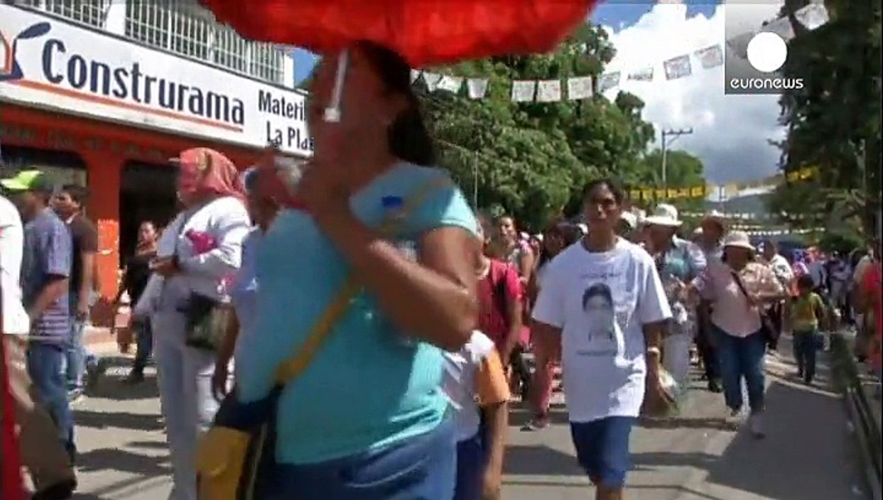 Las marchas en apoyo a los estudiantes desaparecidos suben de tono en México