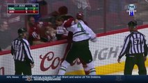 Des parents cachent les yeux de leur fille pendant une grosse bagarre en hockey