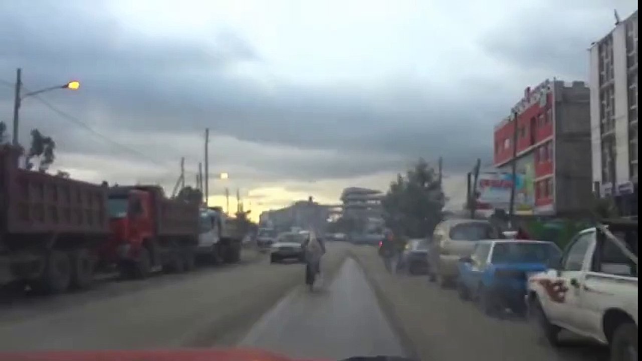 Il roule en vélo avec sa chèvre sur son dos !