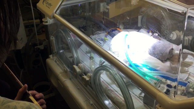 Il chante pour accompagner les derniers instants de son bébé prématuré