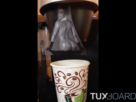 Kim Kardashian prépare le café