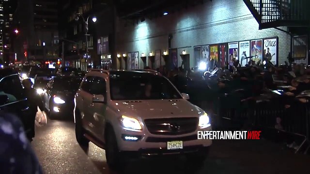 Jennifer Lawrence provoque un mouvement de foule en allant signer des autographes!