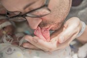 Il chante une dernière chanson à son bébé prématuré