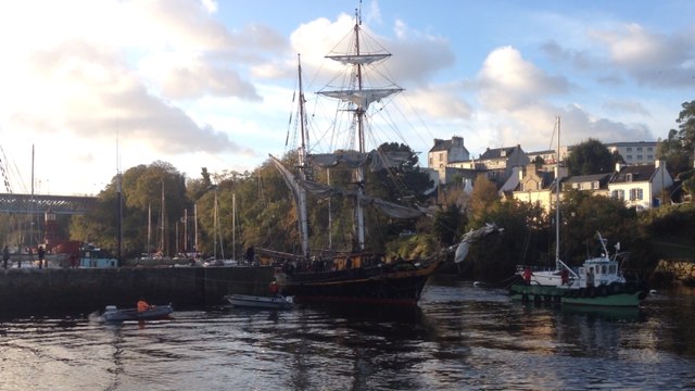 Le Tres Hombres quitte le Port-Rhu