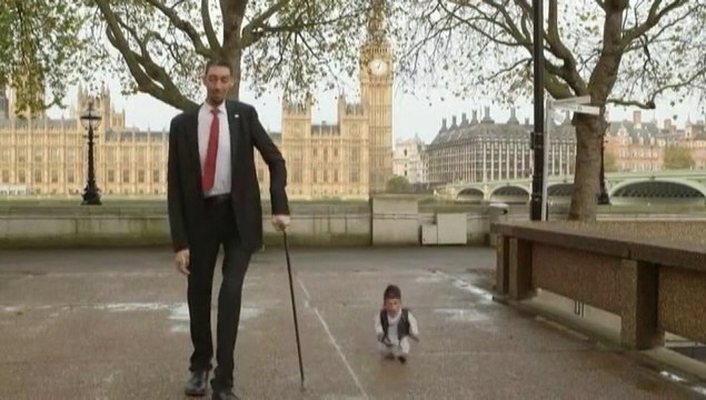 Quand l'homme le plus grand du monde rencontre le plus petit du monde