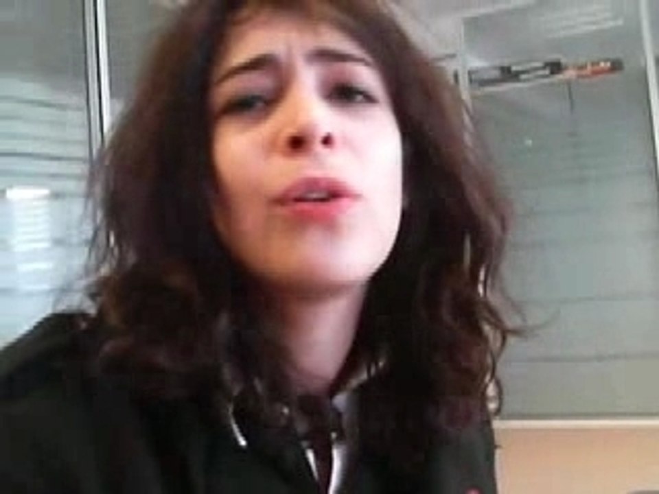 Adrienne Pauly pousse la chansonnette