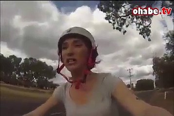 Kuşlar bisikletli kadına saldırdı