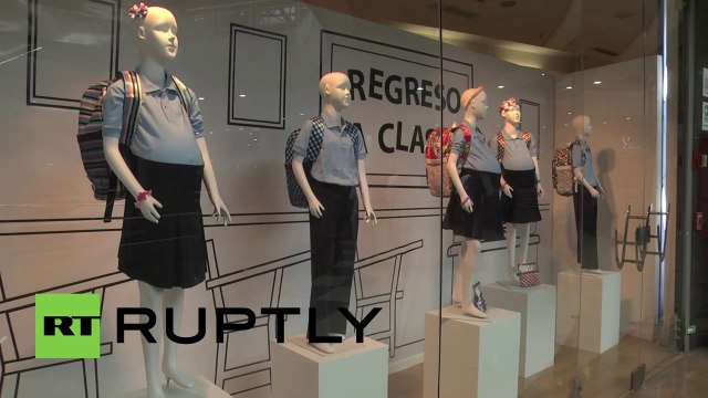 Shopping : des mannequins d'écolières enceintes dans les vitrines