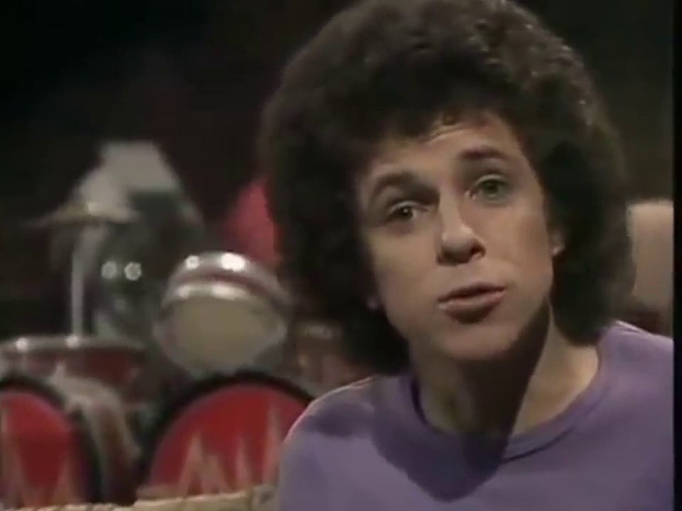 LEO SAYER – „The Show Must Go On“ with Muppets (HD)