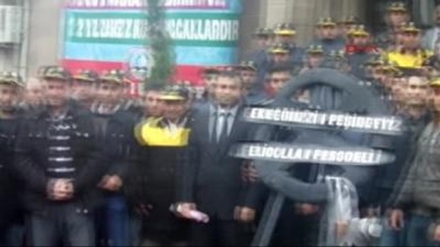 A.karahisar İşçilerden Belediyeye Siyah Çelenk