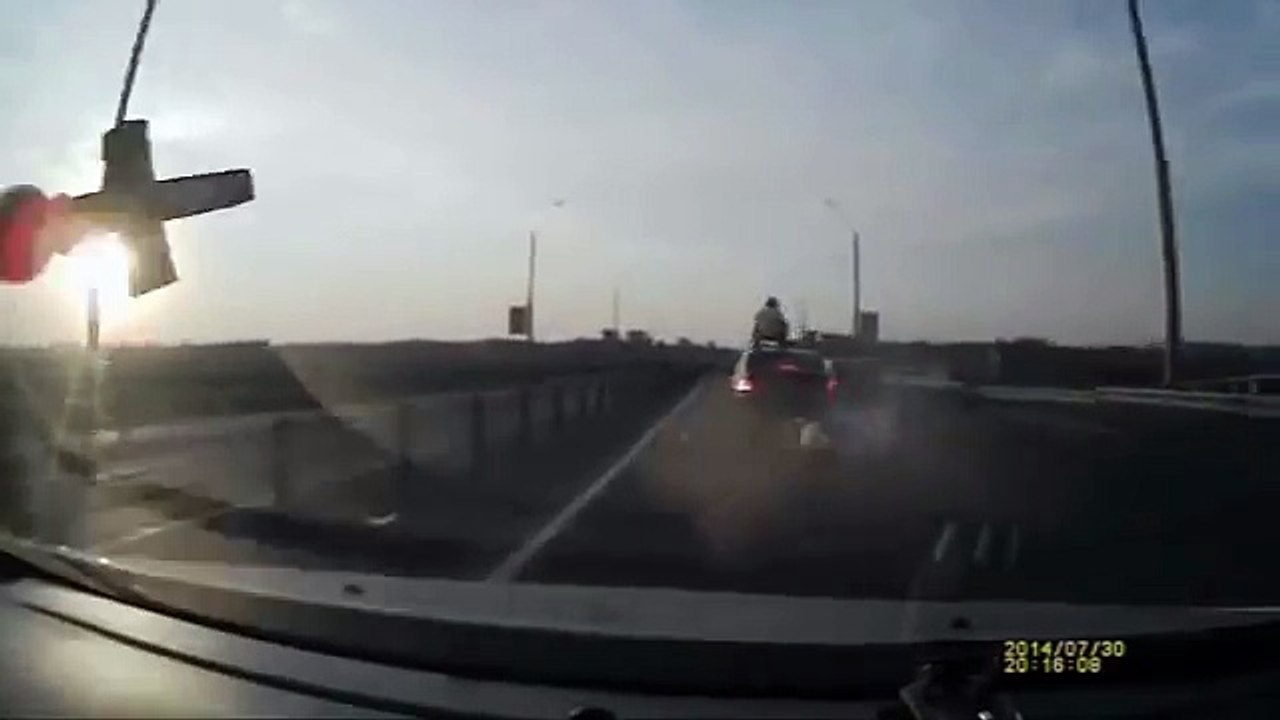 Мотоциклист сделал сальто и приземлился на крыш...