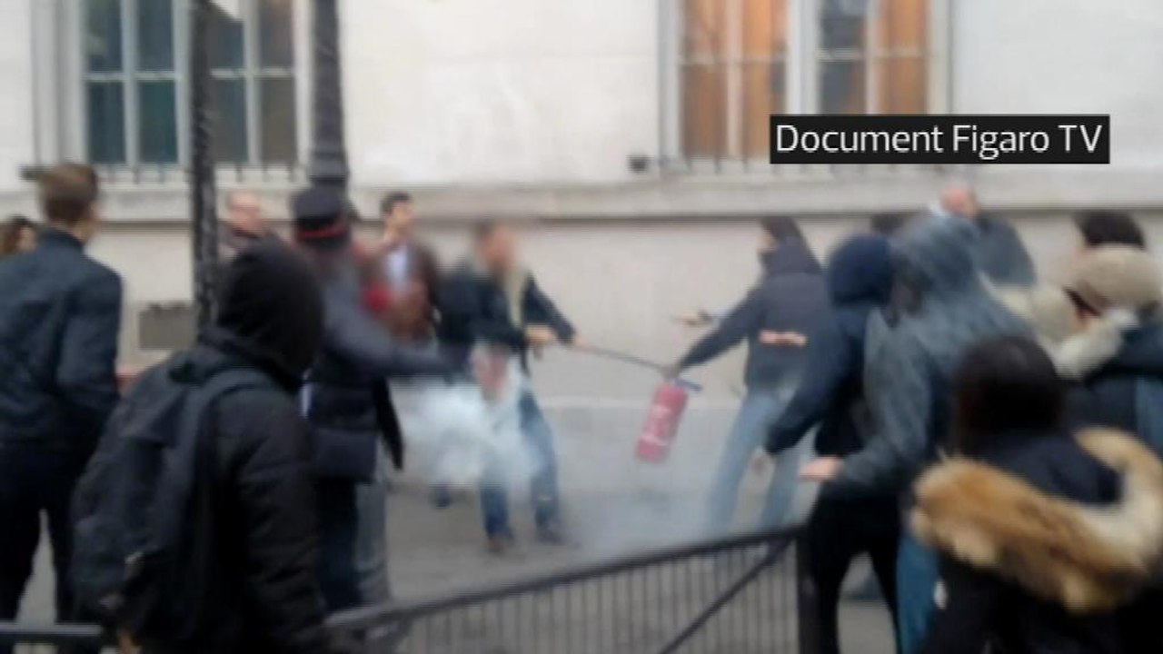 Blocages de lycée: un parent frappe un élève du...