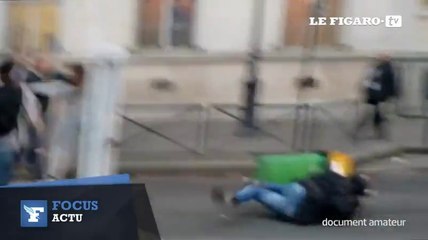 Il frappe un élève bloqueur avec un extincteur