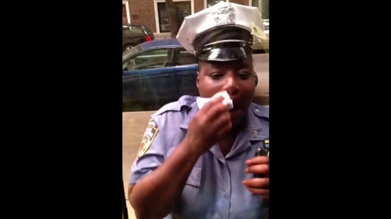 Espionner les passants grâce à une fenêtre miroir au rez-de-chaussée à New York