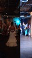 Un paraplégique se lève pour danser avec sa femme le jour de leur mariage!