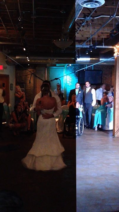 Un paraplégique se lève pour danser avec sa femme le jour de leur mariage!