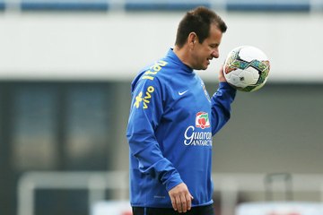 Internautas analisam momento da Seleção pós-Copa