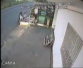 سيارة تصدم ثلاتة اشخاص