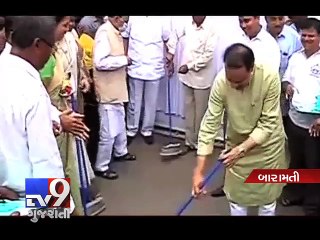 Mumbai: With broom in hand, NCP's Sharad Pawar joins PM Modi's Clean India drive - Tv9 Gujarati