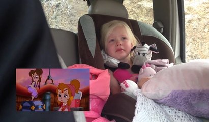 Çizgi film izlerken duygulanan kız