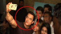 Aamir COPIES Shahrukh For Selfie With Media