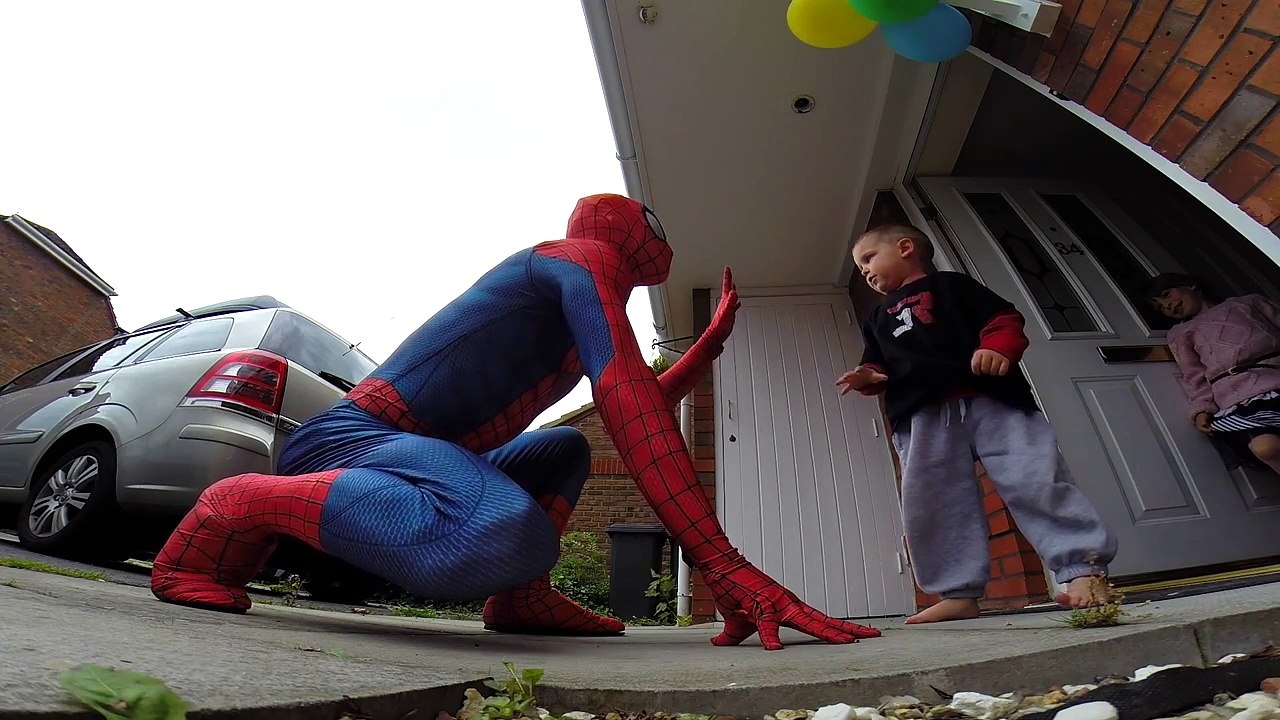 The Amazing SpiderMan en vrai - Surprise pour un enfant malade!