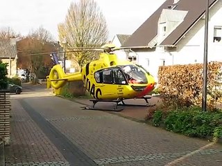 Hélicoptère de secours ultra compact décolle d'un quartier résidentiel! Impressionnant...