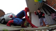 Spider-Man rend visite à un enfant malade