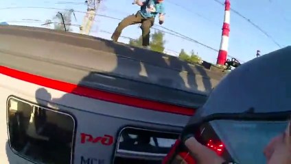 Des jeunes sautent entre des trains en marche