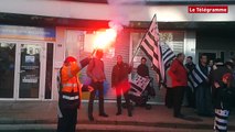 Brest. Bretagne Réunie manifeste devant la permanence de Patricia Adam