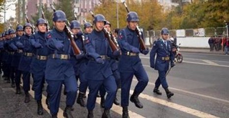 Diyarbakır'da Askerler 'Akan Kanlar Bayrak' İçin Sloganıyla Yürüdü