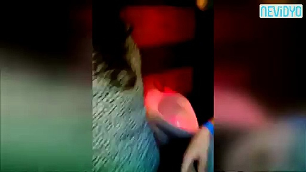 Genç kız erkekler tuvaletine girince...