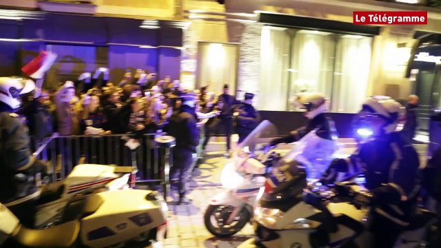 Rennes. Les Bleus signent des autographes à leur arrivée à l'hôtel