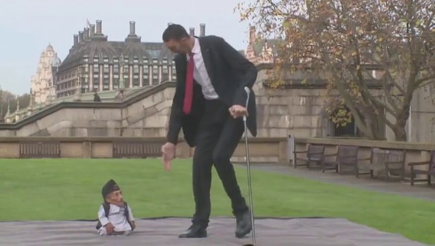 Rencontre : l'homme le plus grand et le plus petit du monde
