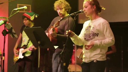 Un guitariste mécontent casse sa guitare et sort de scène en plein live! Cover horrible de ROAR!