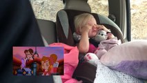 Un petite fille pleure d'émotion devant son dessin animé