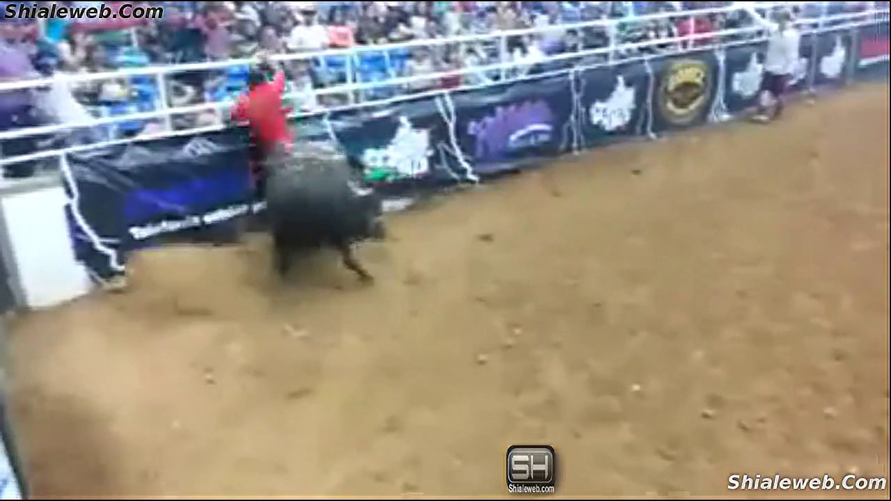 Jaripeo Extremo En Mexico Valientes Jinetes Montan Con Espuelas Y Presal Toros Salvajes En Lienzo Charro