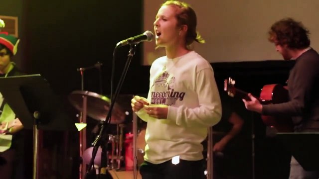 Guitarist breaks his instrument on stage and leave while his band performs Katy Perry song