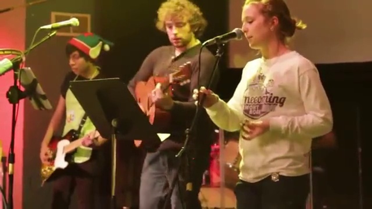 "Rage Quit": il s'énerve, casse sa guitare et quite le concert