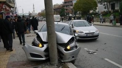 Edirne'de Otomobilin Direğe Çarptığı Kaza Kamerada