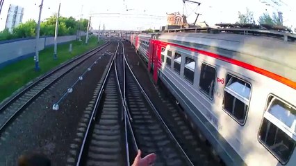 Des russes passent d'un toit à un autre sur des trains en marche